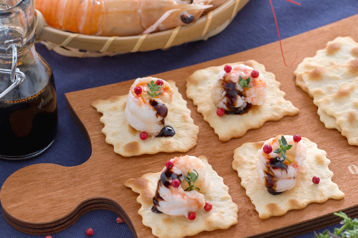 Klassischer Blätterteig mit gebratenen Garnelen in Balsamico