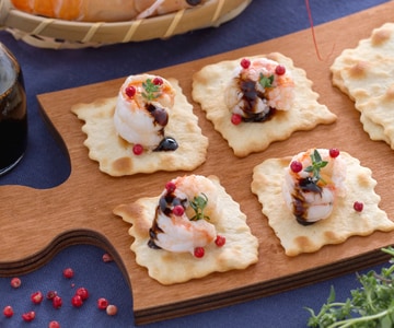 Klassischer Blätterteig mit gebratenen Garnelen in Balsamico