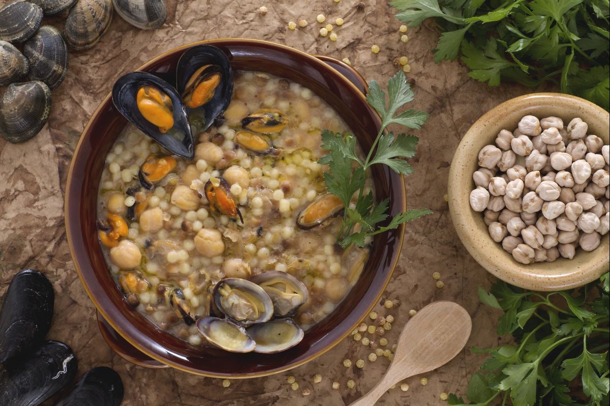 Fregola mit Miesmuscheln, Venusmuscheln und Kichererbsen