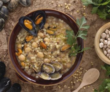Fregola mit Miesmuscheln, Venusmuscheln und Kichererbsen