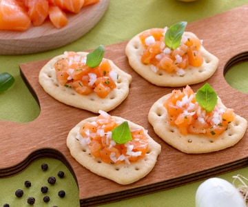 Fladen mit Lachstatar und Frühlingszwiebel