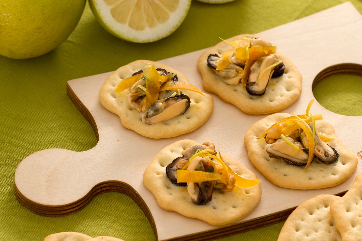 Fladenbrote mit Miesmuscheln, Bottarga und Zitronenschale