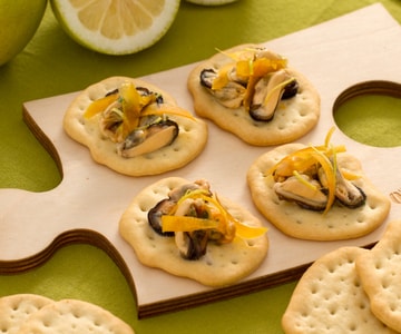 Fladenbrote mit Miesmuscheln, Bottarga und Zitronenschale