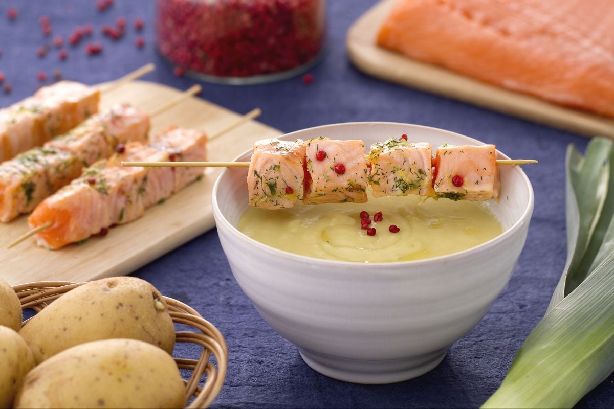 Lauch-Kartoffel-Cremesuppe mit Lachsspieß