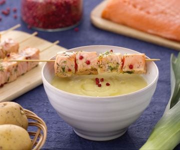 Lauch-Kartoffel-Cremesuppe mit Lachsspieß