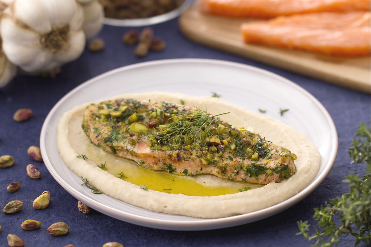 Knuspriger Lachs auf Cannellini-Creme