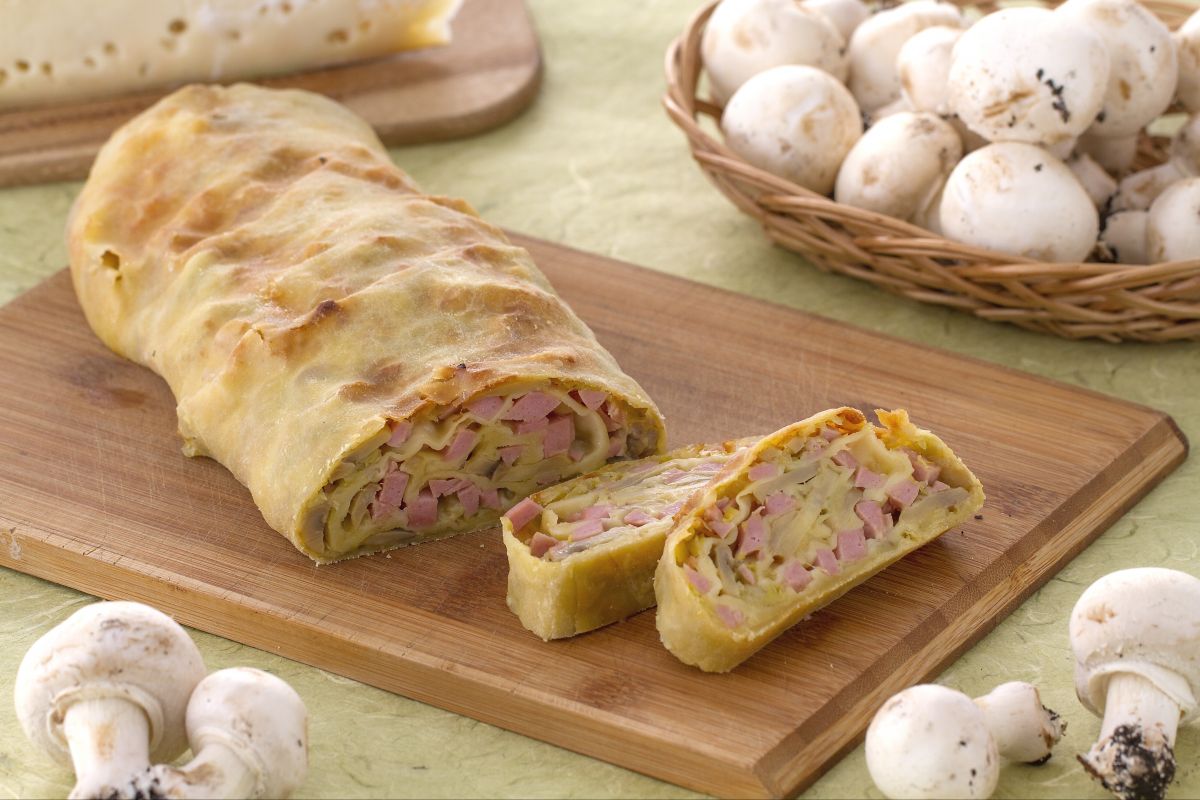Salziger Strudel mit Schinken, Pilzen und Fontina
