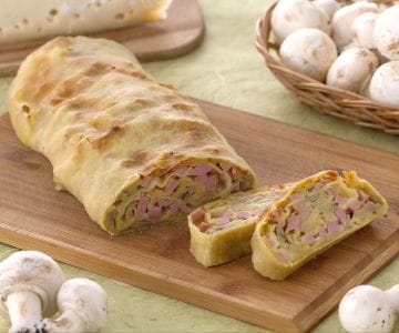 Salziger Strudel mit Schinken, Pilzen und Fontina