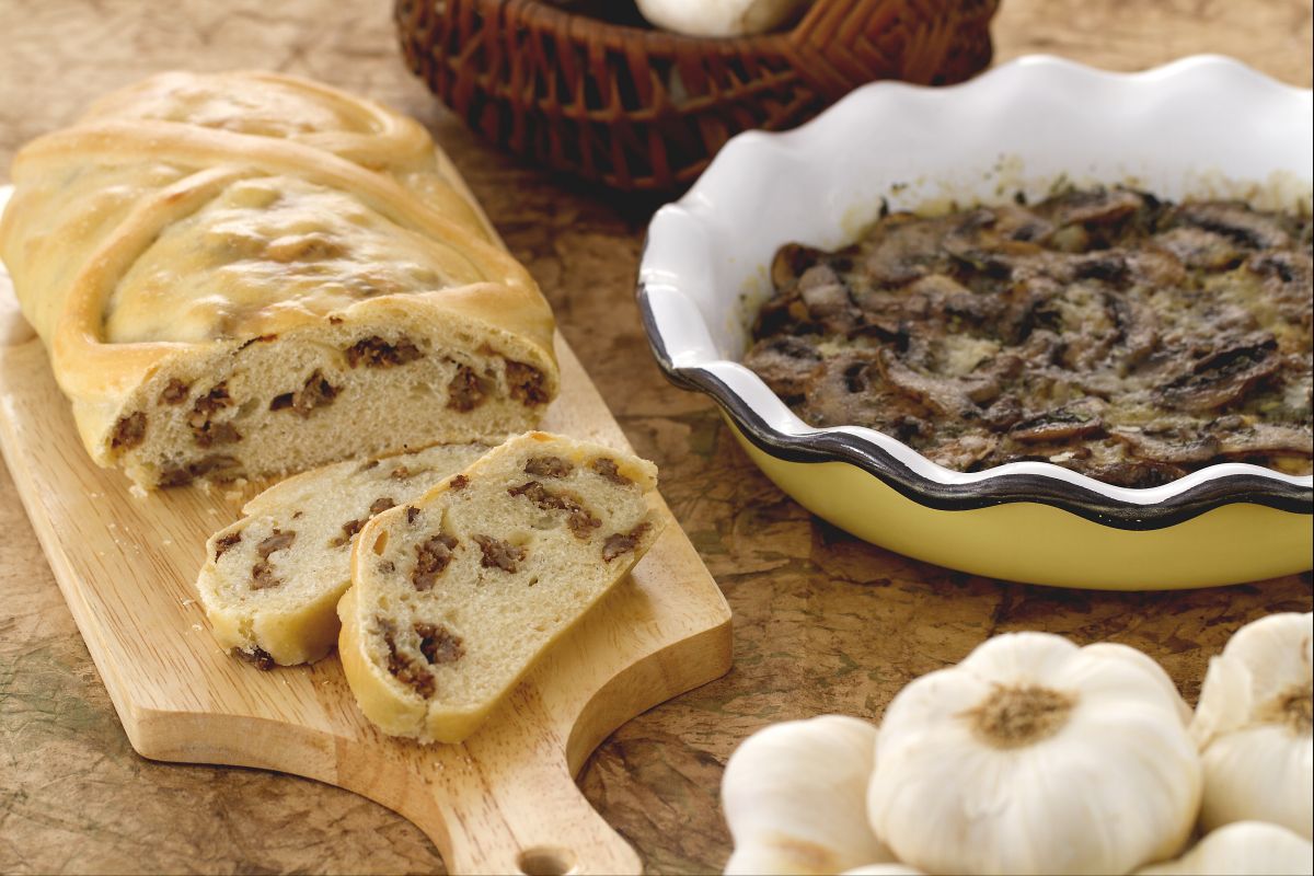 Wurstgefülltes Brotstrudel und würzige Pilzpfanne