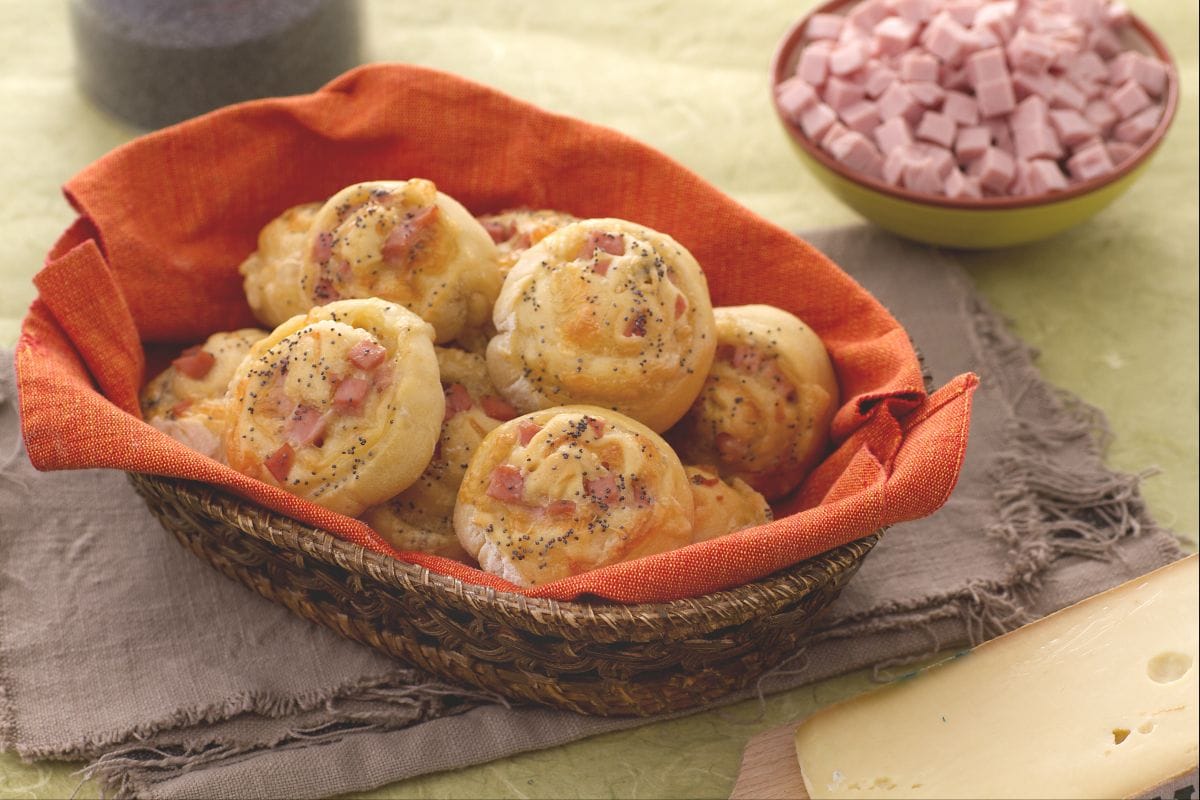 Gefüllte Brotschnecken mit Schinkenwürfeln und Fontina