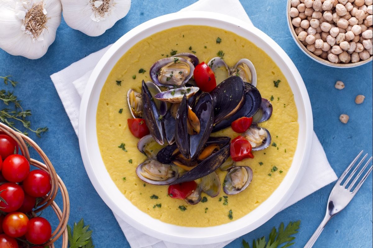 Kichererbsencremesuppe mit Muschel- und Venusmuschelsauté