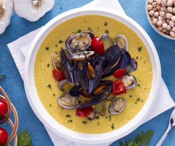 Kichererbsencremesuppe mit Muschel- und Venusmuschelsauté