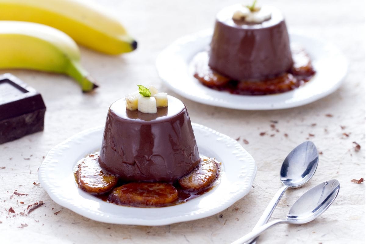 Schokoladen-Panna-Cotta mit karamellisierten Bananen