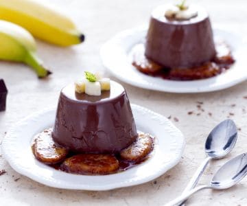 Schokoladen-Panna-Cotta mit karamellisierten Bananen
