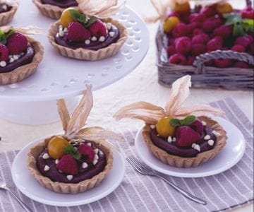 Kakao-Mürbeteigkuchen mit Mandeln und Schokoladencreme