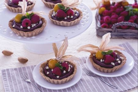 Kakao-Mürbeteigkuchen mit Mandeln und Schokoladencreme