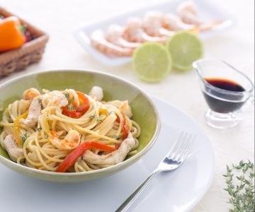 Gebratene Spaghetti mit Huhn und Garnelen
