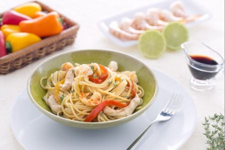 Gebratene Spaghetti mit Huhn und Garnelen