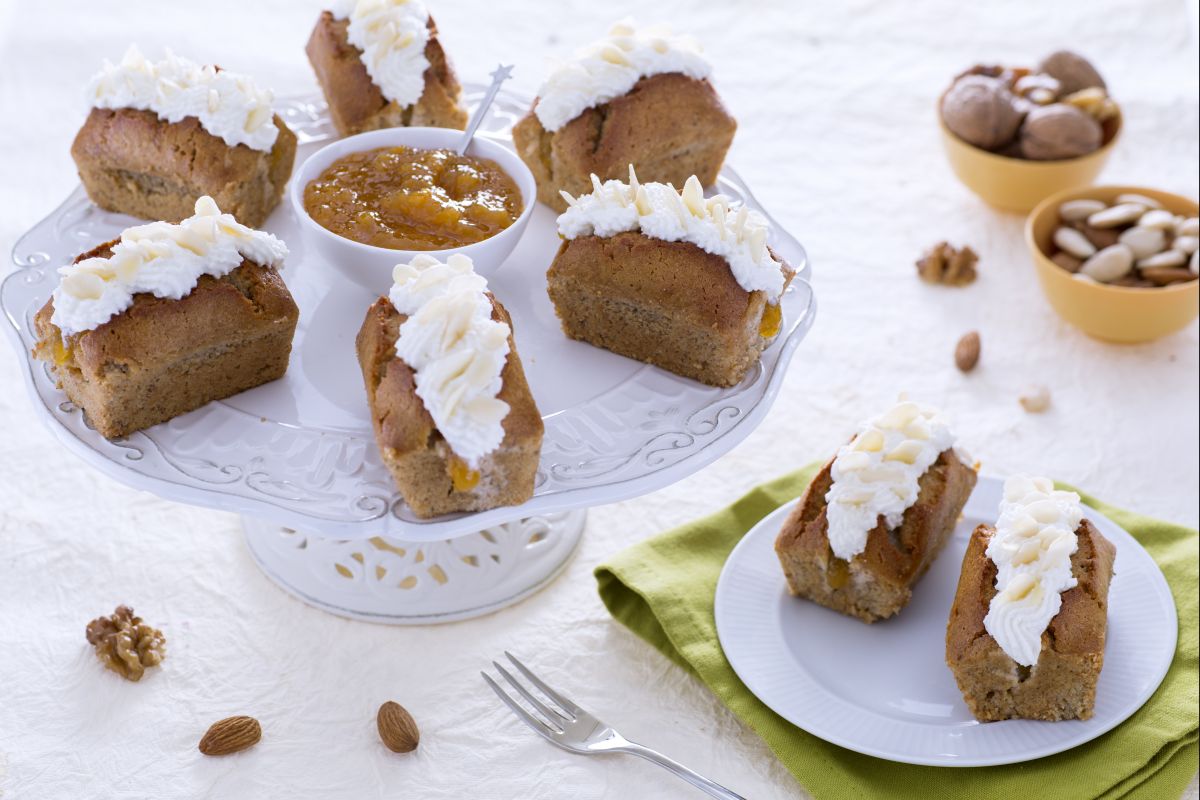 Financiers mit Walnüssen und Pfirsichkonfitüre