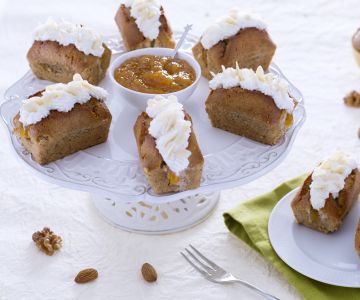 Financiers mit Walnüssen und Pfirsichkonfitüre