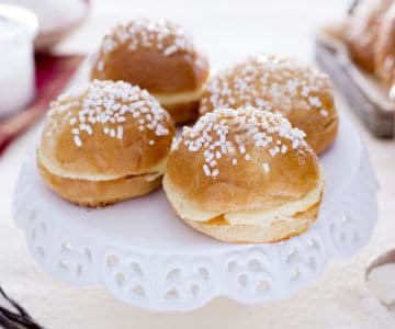 Mini Tarte Tropézienne mit Mousseline-Creme und Aprikosenkonfitüre