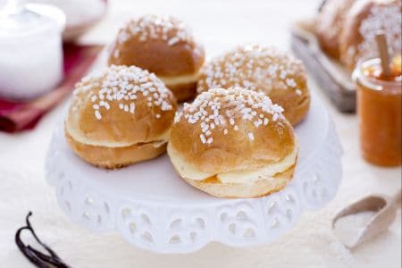Mini Tarte Tropézienne mit Mousseline-Creme und Aprikosenkonfitüre
