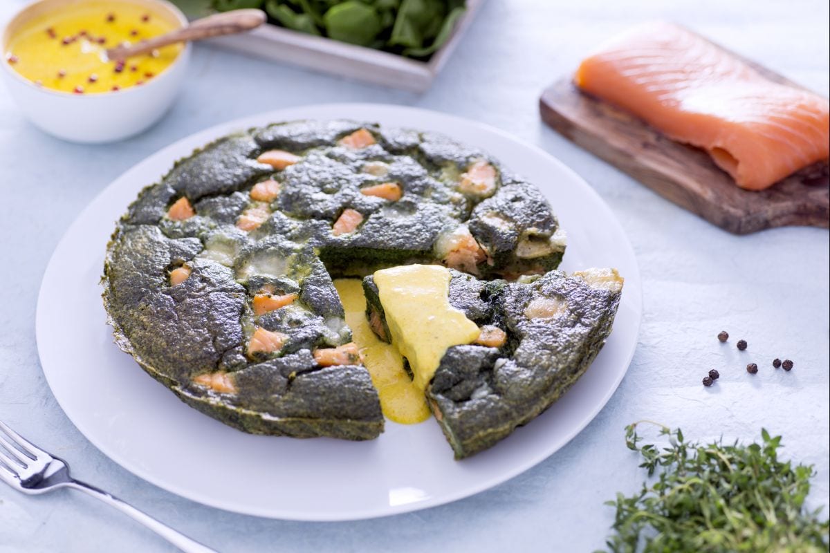 Grüne Omelett mit Lachs, Toma und Safransauce