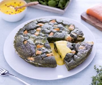 Grüne Omelett mit Lachs, Toma und Safransauce
