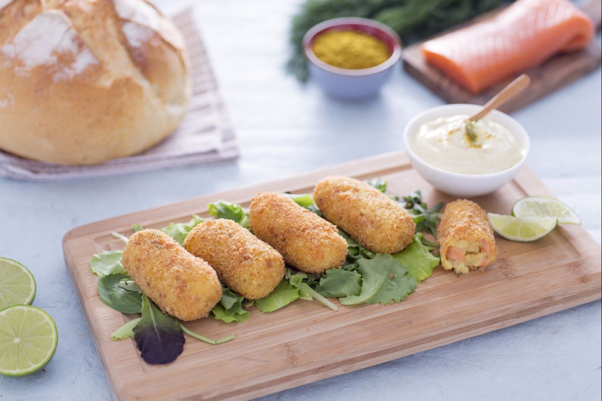 Kartoffel- und Lachskroketten mit Joghurtsauce