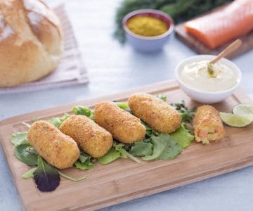 Kartoffel- und Lachskroketten mit Joghurtsauce