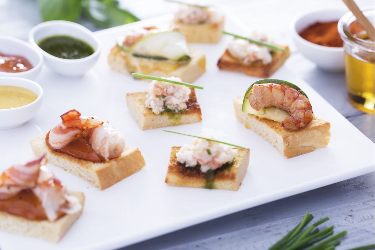 Dreierlei Brioche-Canapés mit Garnelen