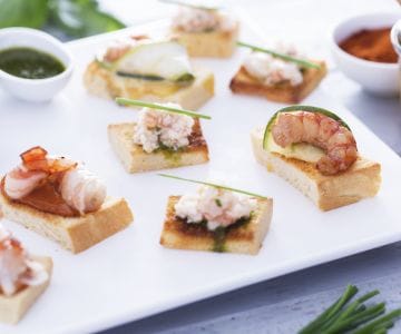 Dreierlei Brioche-Canapés mit Garnelen