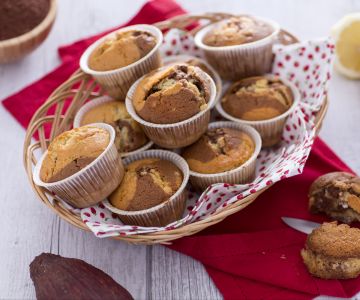 Marmorierte Muffins mit Kakaopulver und weißen Schokoladenstückchen