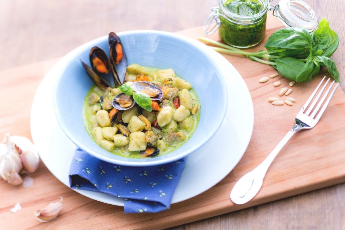 Kartoffelgnocchi mit Pesto, Miesmuscheln und Venusmuscheln