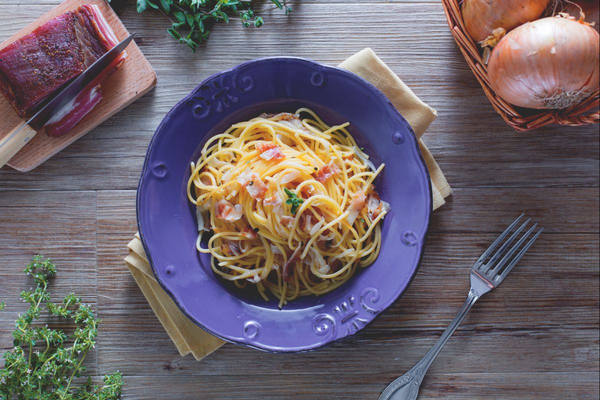 Vermicelli mit Zwiebel- und Specksauce