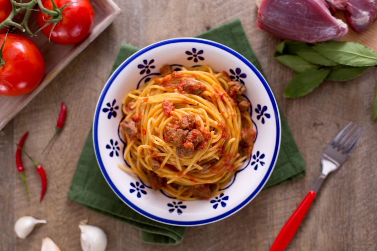 Vermicelli mit Fleisch und scharfer Soße