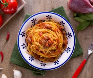 Vermicelli mit Fleisch und scharfer Soße
