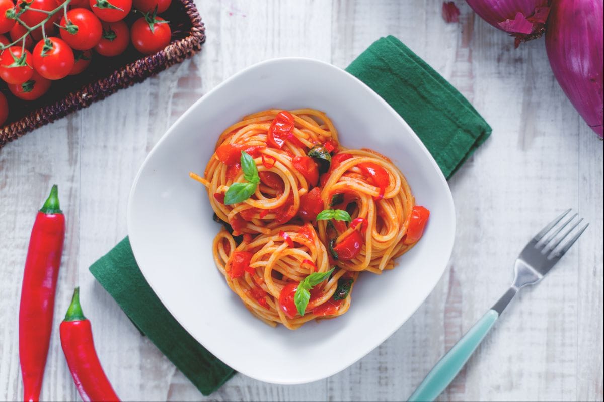 Spaghetti-Nester mit scharfer Soße