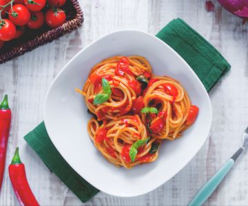 Spaghetti-Nester mit scharfer Soße