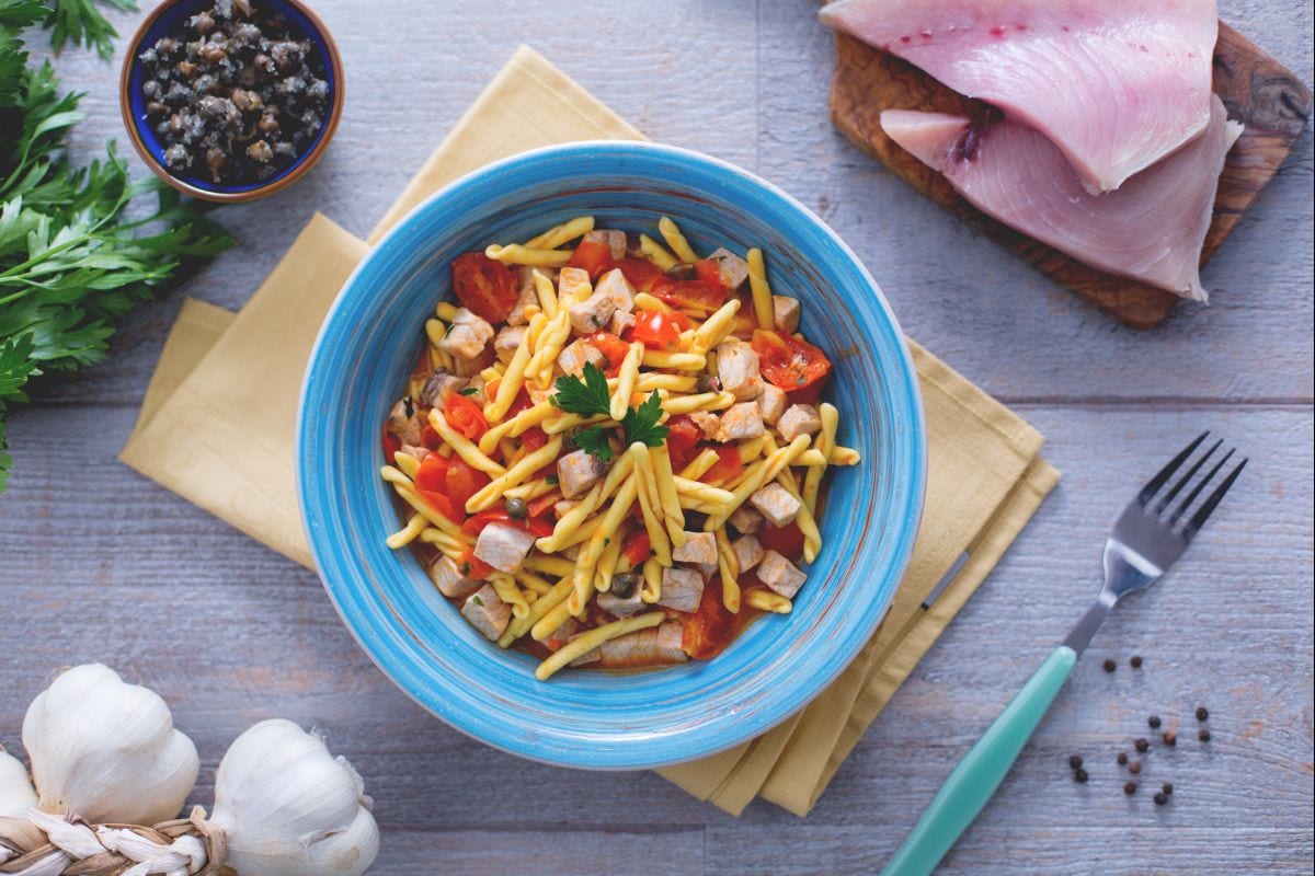 Strozzapreti mit Schwertfisch, Kirschtomaten und Kapern