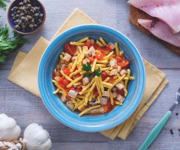 Strozzapreti mit Schwertfisch, Kirschtomaten und Kapern