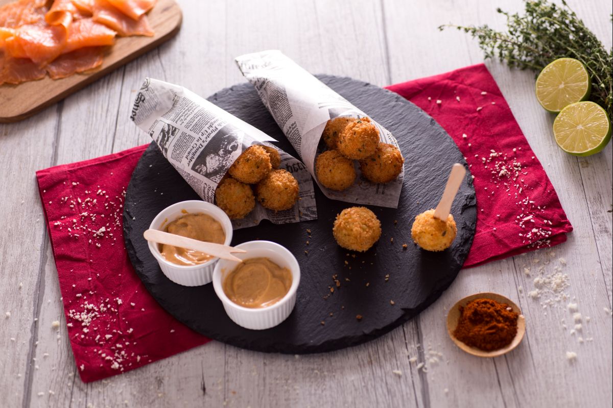 Frittierte Lachs- und Kartoffelbällchen mit schneller Paprika-Mayonnaise