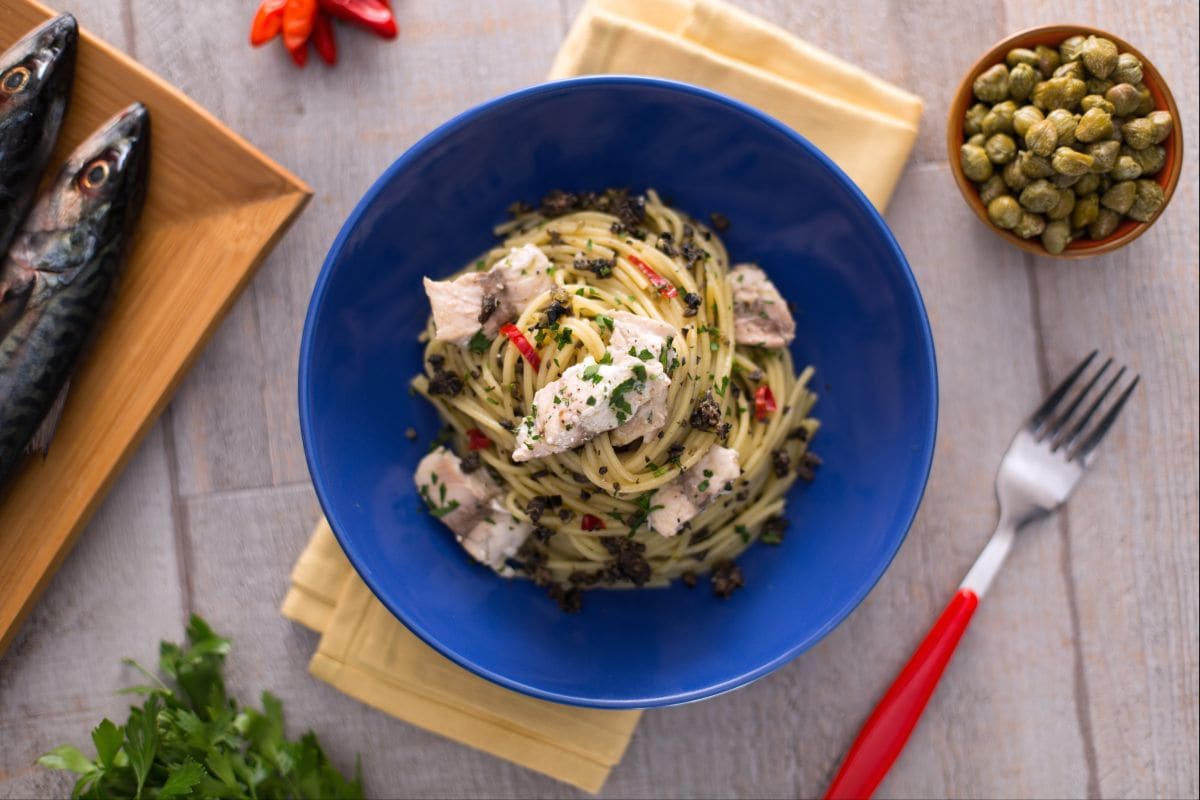 Pasta mit Tapenade und Makrele