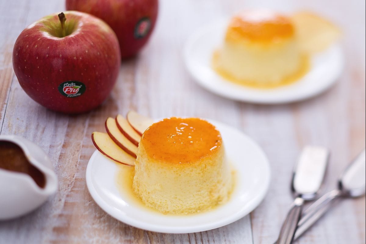 Karamellpudding mit Äpfeln und Feigensauce