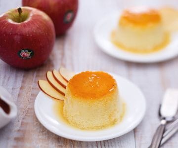 Karamellpudding mit Äpfeln und Feigensauce
