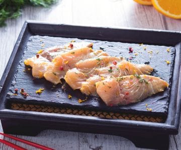 Gelbschwanzmakrelen-Carpaccio mariniert in Sojasauce