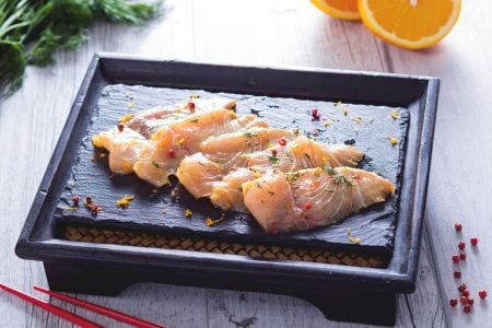 Gelbschwanzmakrelen-Carpaccio mariniert in Sojasauce