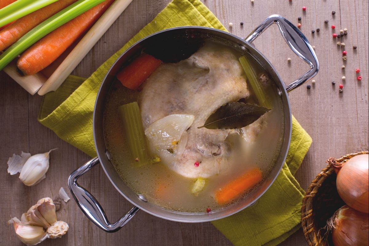 Hühnerbrühe (oder Hähnchen)