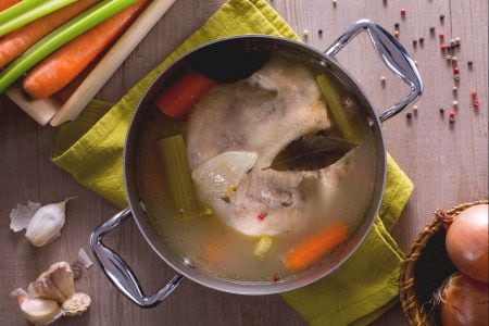 Hühnerbrühe (oder Hähnchen)