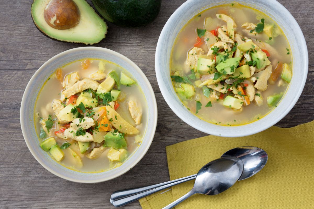 Hühnersuppe mit Avocado